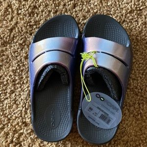 Brand new with tags Oofos Luxe Calypso Size 8